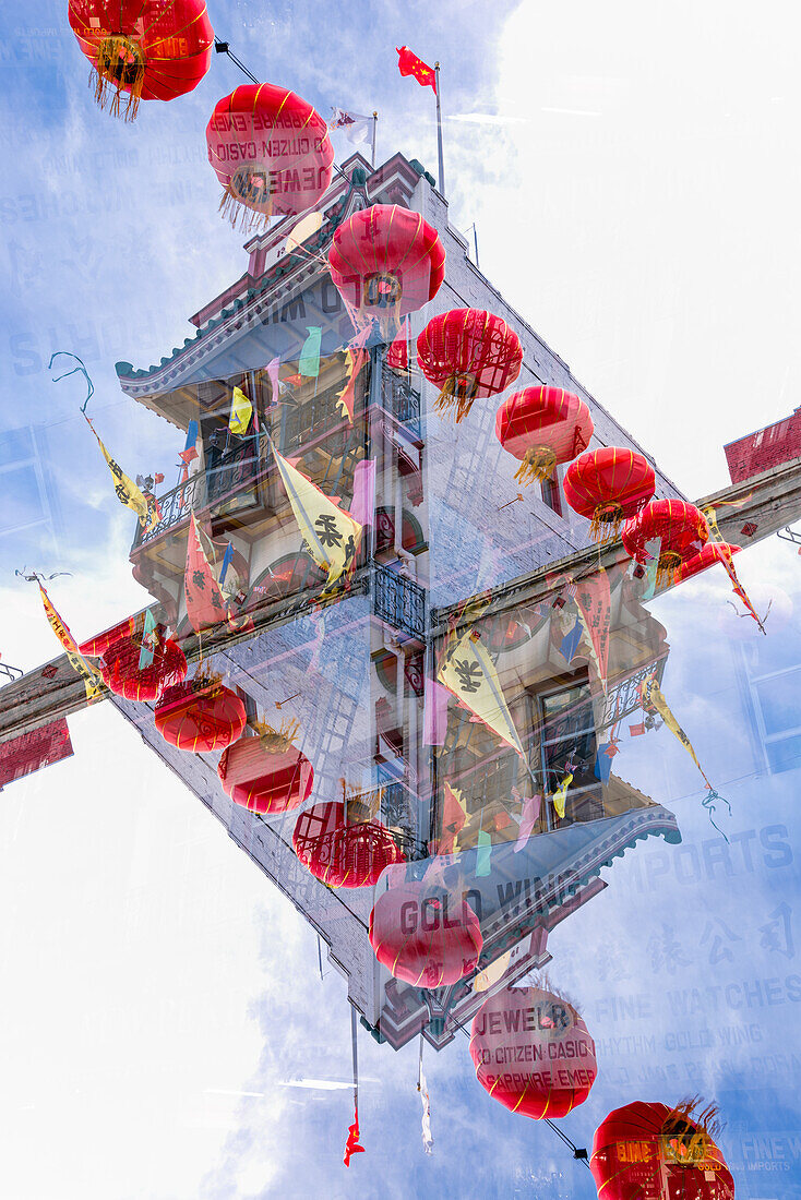 Doppelbelichtung eines mit chinesischen Laternen geschmückten Gebäudes an der Grant Avenue in Chinatown, San Francisco.