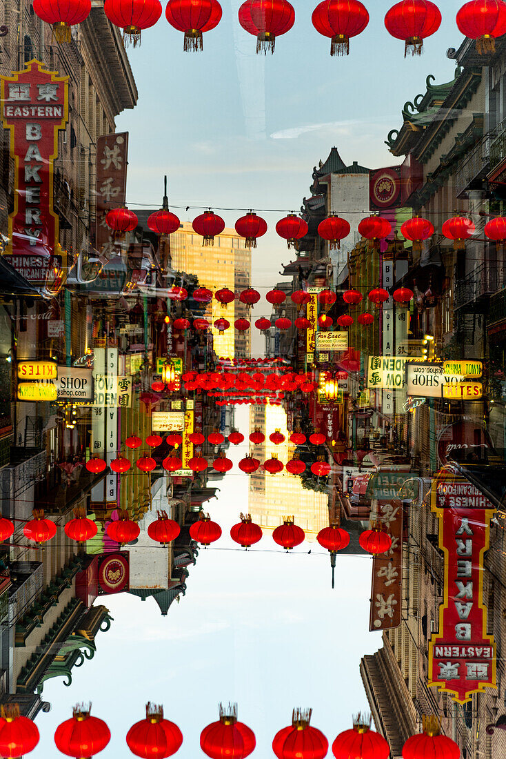 Doppelbelichtung der Grant Avenue mit chinesischen Geschäften und dekoriert mit chinesischen Laternen in Chinatown, San Francisco.