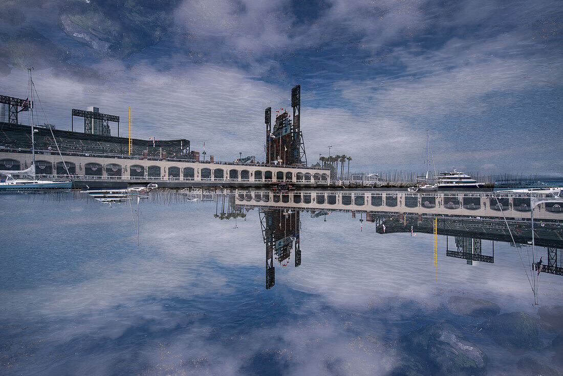 Doppelbelichtung des Fußballstadion Oracle Park in San Francisco, Kalifornien.