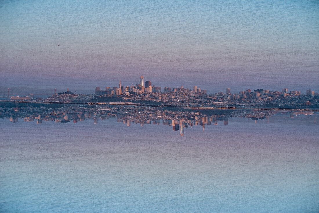 Skyline von San Francisco in der Abenddämmerung von der Nordspitze der Golden Gate Bridge aus gesehen.