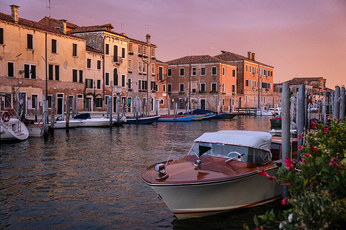 Blick auf einen Kanal in Giudecca bei Sonnenuntergang,  Venedig, Venezia, Venetien, Italien, Europa