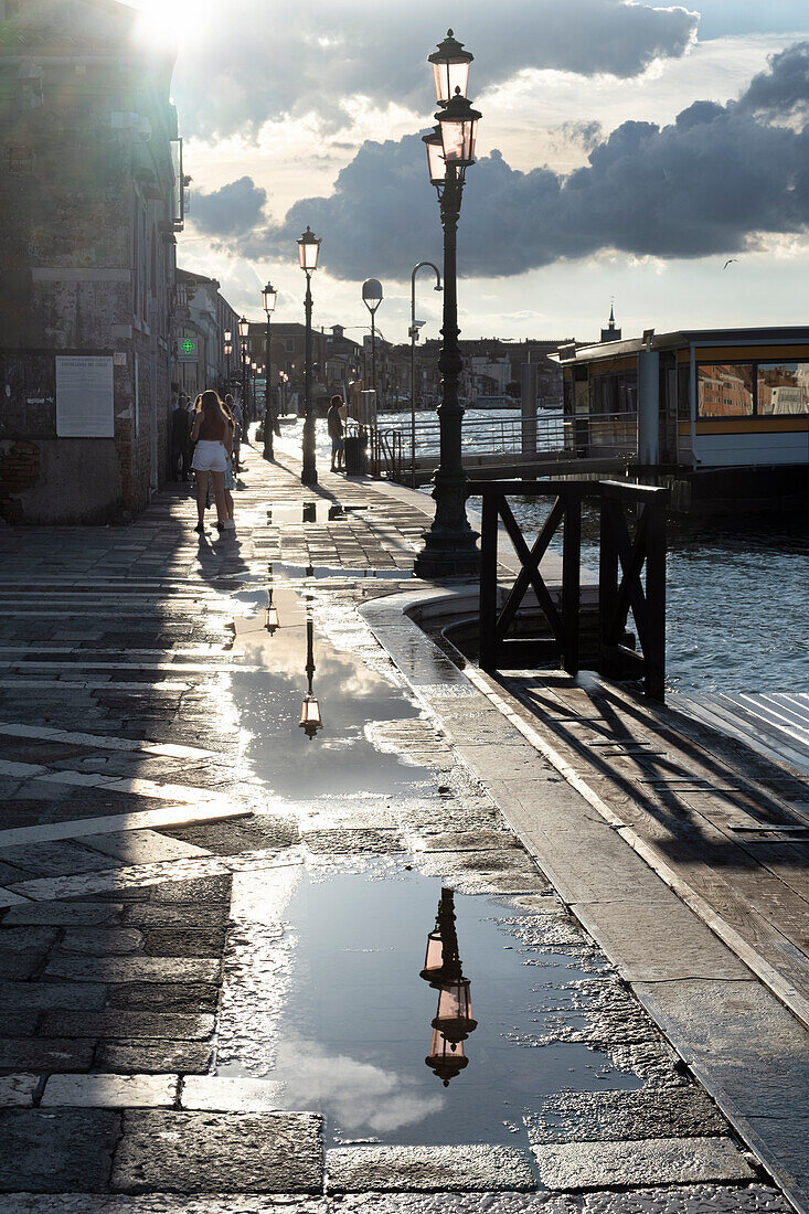Blick auf die Promenade in Giudecca bei Sonnenuntergang, Giudecca, Venedig, Venezia, Venetien, Italien, Europa