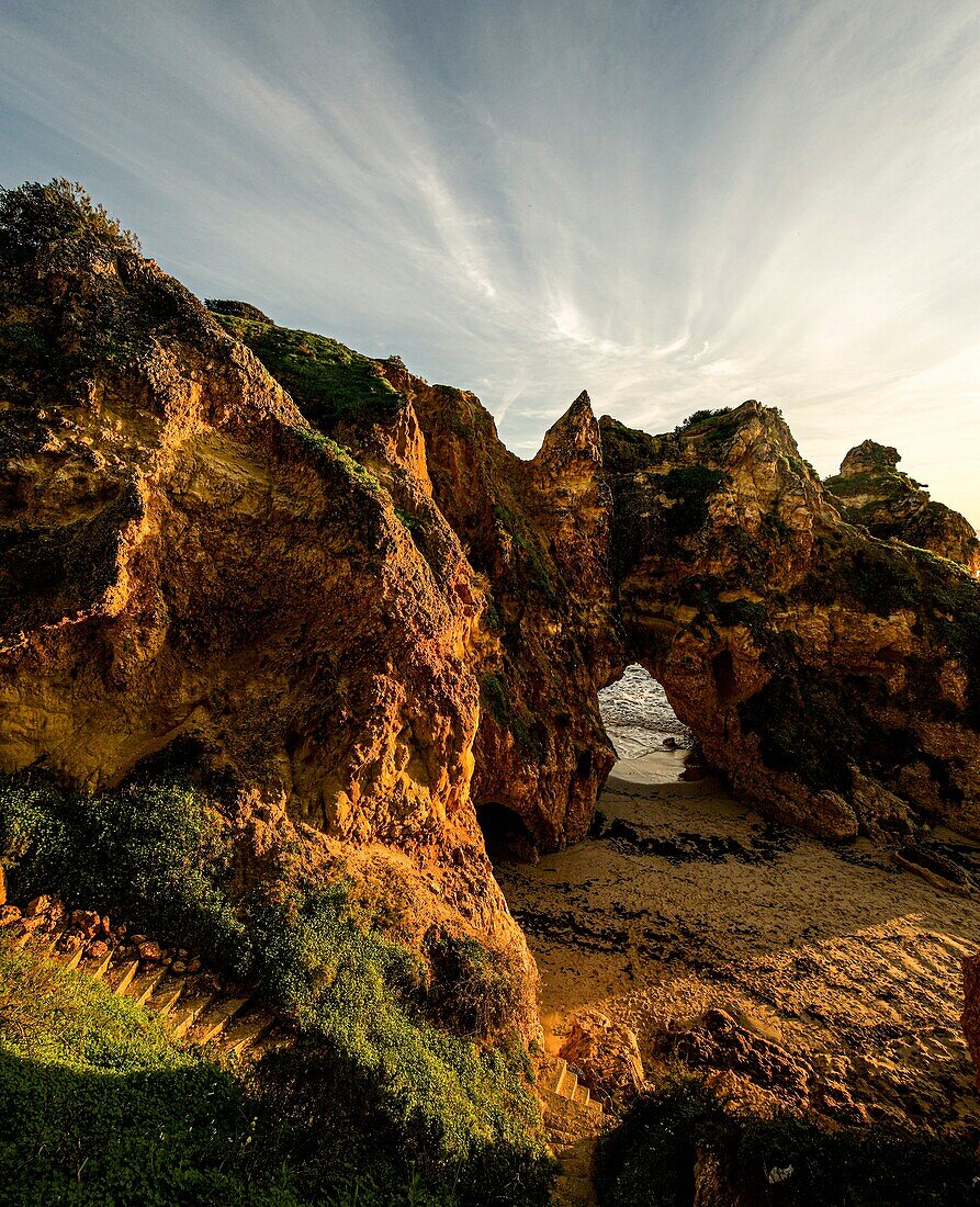 Felsentor an der Praia dos três Irmaos, Alvor, Algarve, Portugal