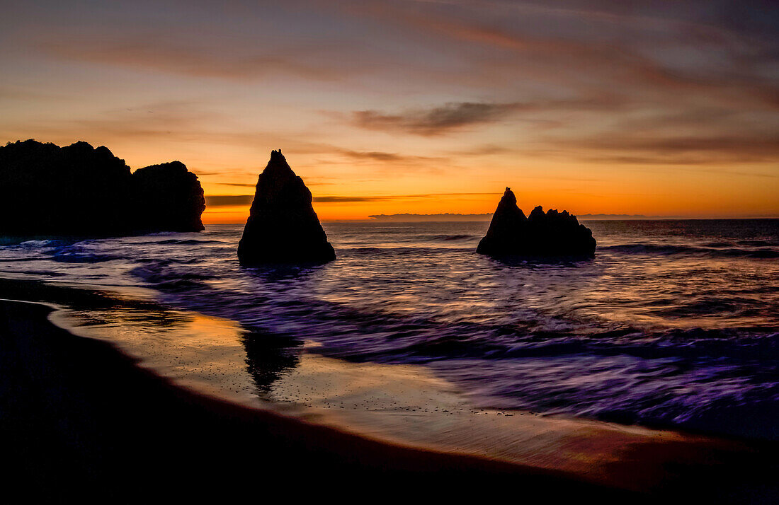 Felsen im Meer im Licht des Morgenrots, Praia dos três Irmaos, Algarve, Portugal