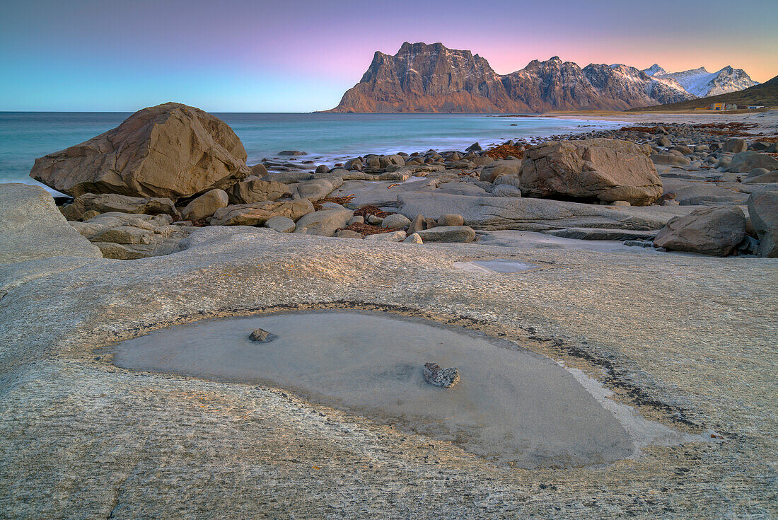 Winterliche Dämmerungsstimmung am Strand von Uttakleiv, Lofoten, Norwegen.