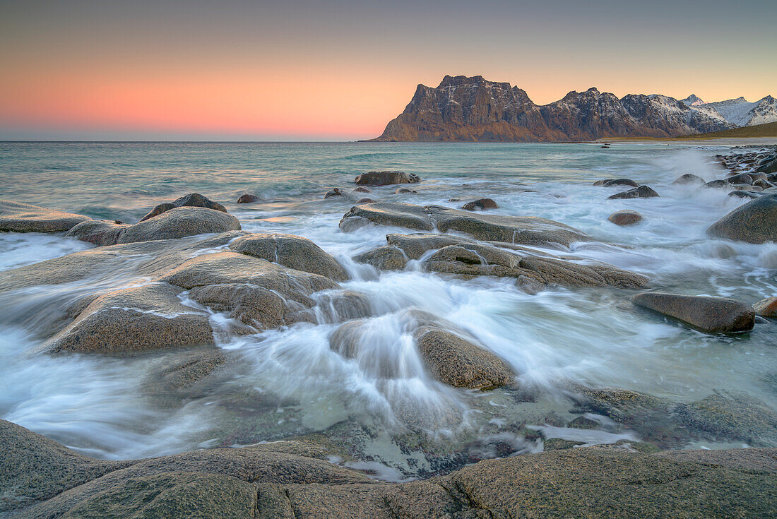 Winterliche Dämmerungsstimmung am Strand von Uttakleiv, Lofoten, Norwegen.