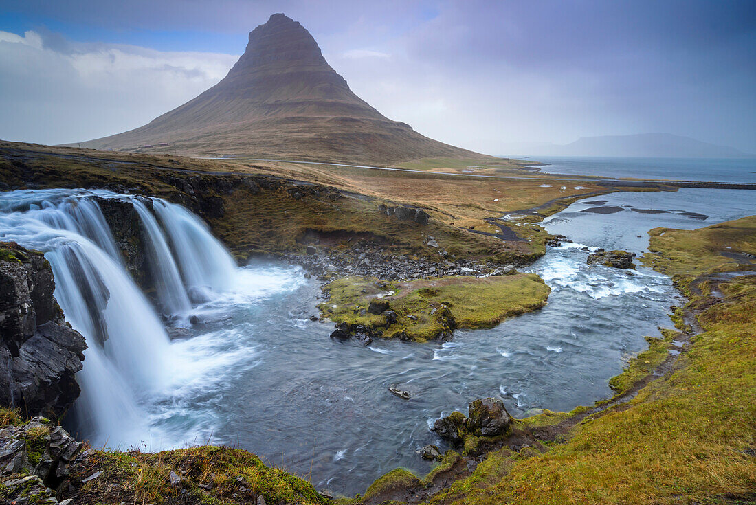 Der Berg Kirkjufell mit dem Wasserfall Kirkjufellsfoss auf Island, Island.