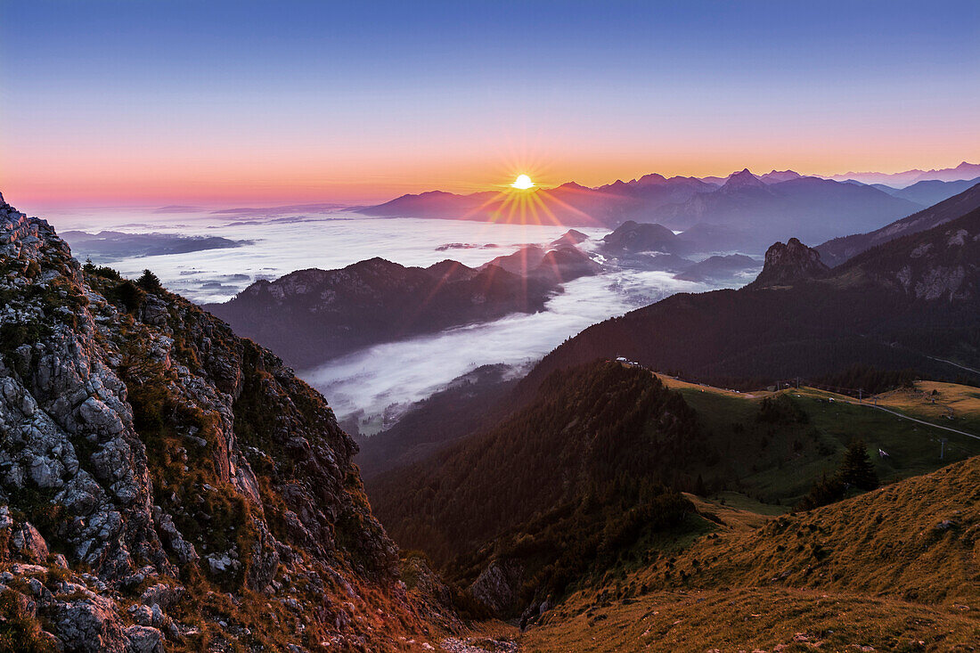 Blick vom Breitenberg über das Tal des Lech bei Füssen auf das Ammergebirge, bei Pfronten, Allgäu, Bayern, Deutschland