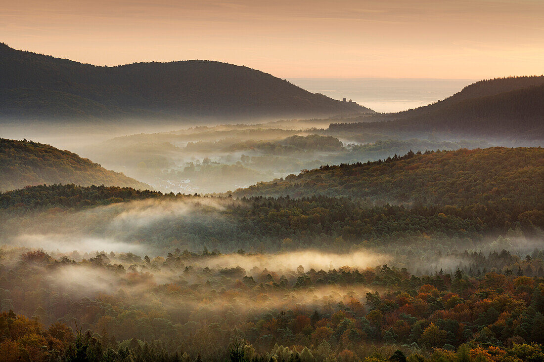 Morning mood, view of Landeck Castle, Palatinate Forest, Palatinate, Rhineland-Palatinate, Germany