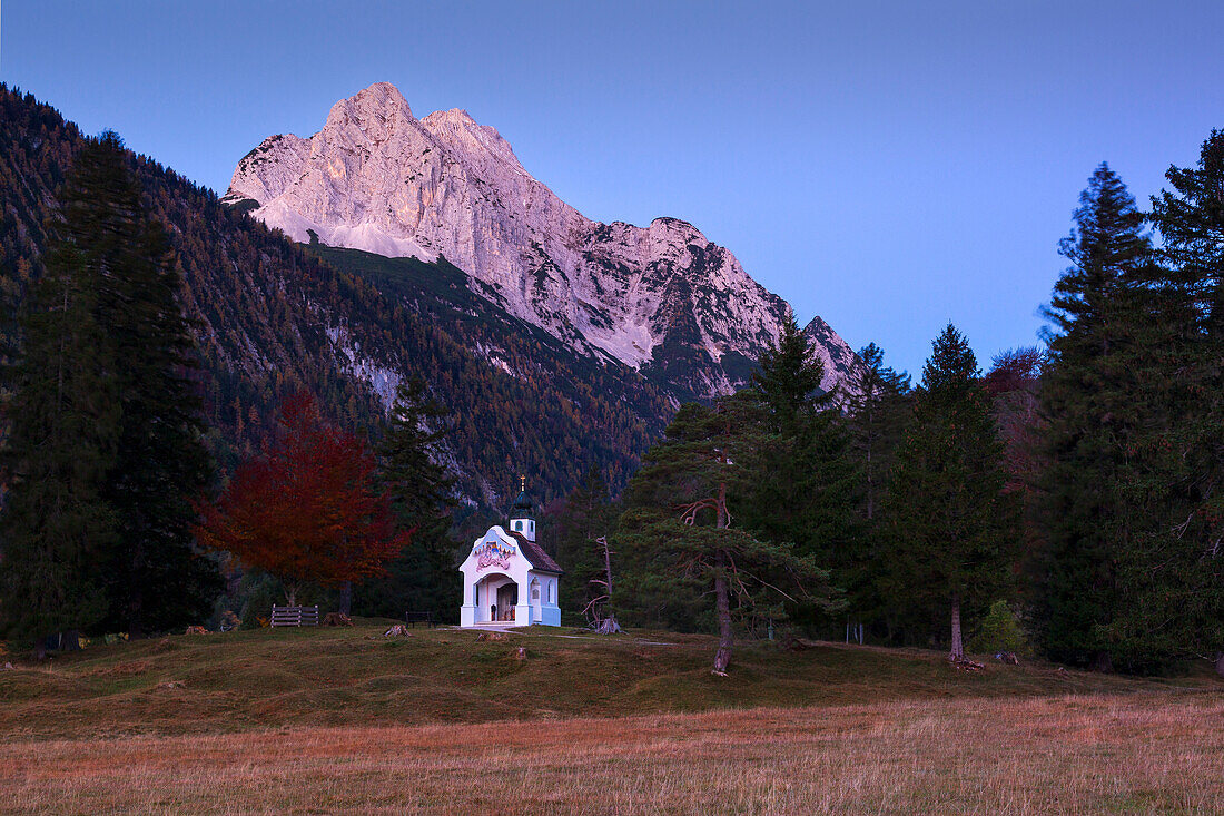 Chapel Maria Queen, in front of the Wettersteinspitze, on the Lautersee, near Mittenwald, Wettersteingebirge, Bavaria, Germany