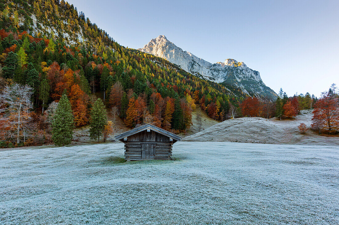 Herbststimmung am Ferchensee, unterhalb der Wettersteinspitze, bei Mittenwald, Wettersteingebirge, Bayern, Deutschland