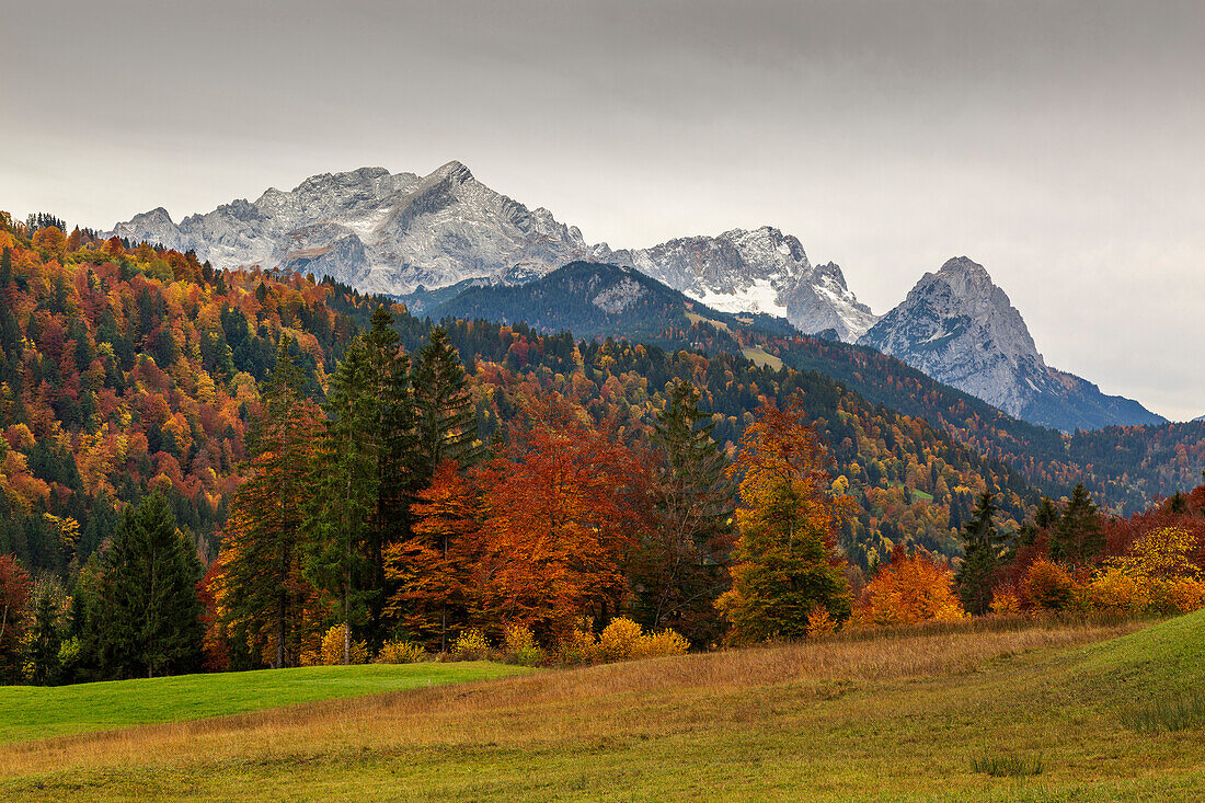 Blick zum Zugspitzmassiv mit Alpspitze, Zugspitze und Waxenstein, Wettersteingebirge, Bayern, Deutschland