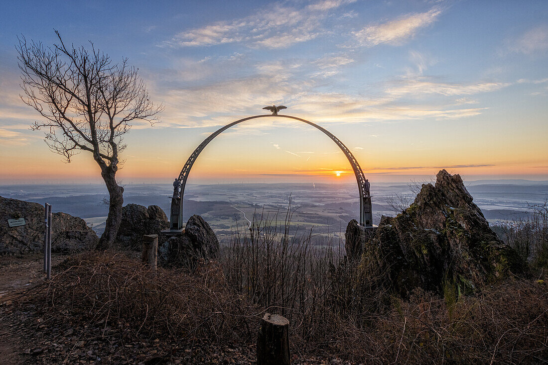 Sonnenaufgang am Adlerbogen, Donnersberg, Rheinland-Pfalz, Deutschland