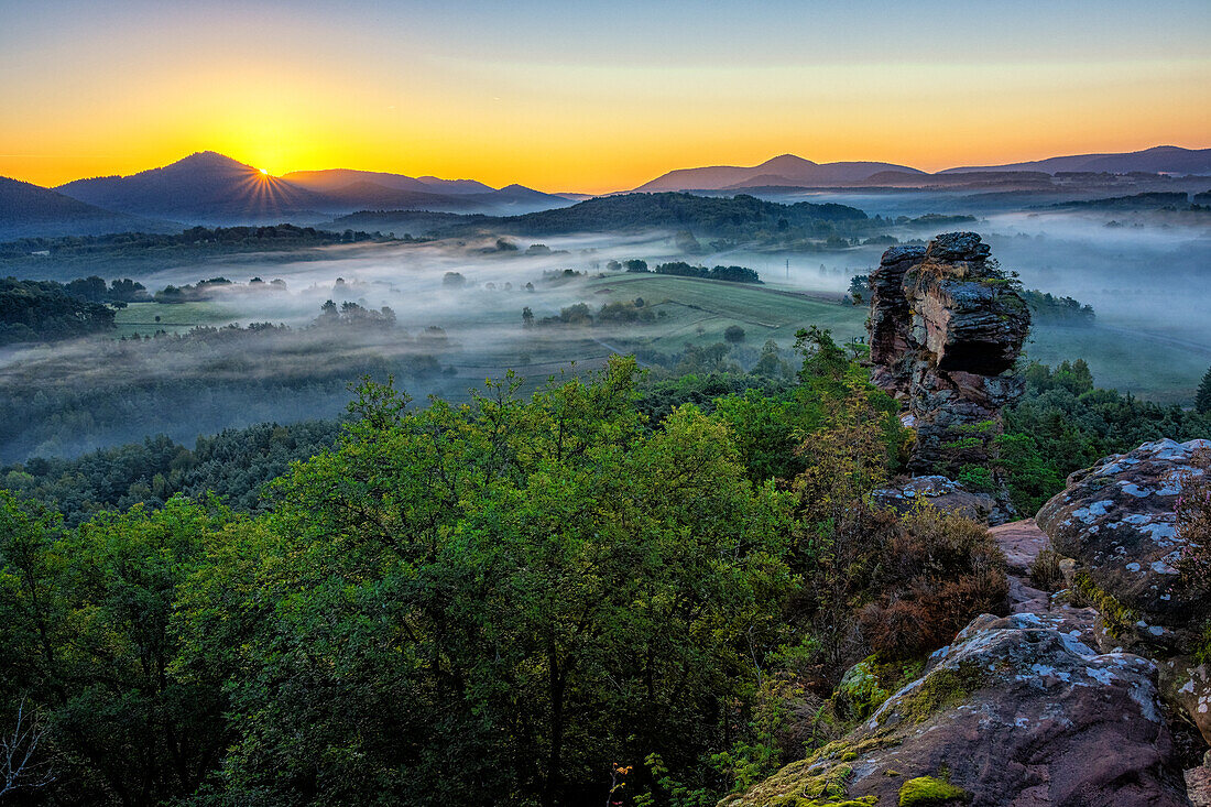 Sonnenaufgang an den Geiersteinen, Rheinland-Pfalz, Deutschland