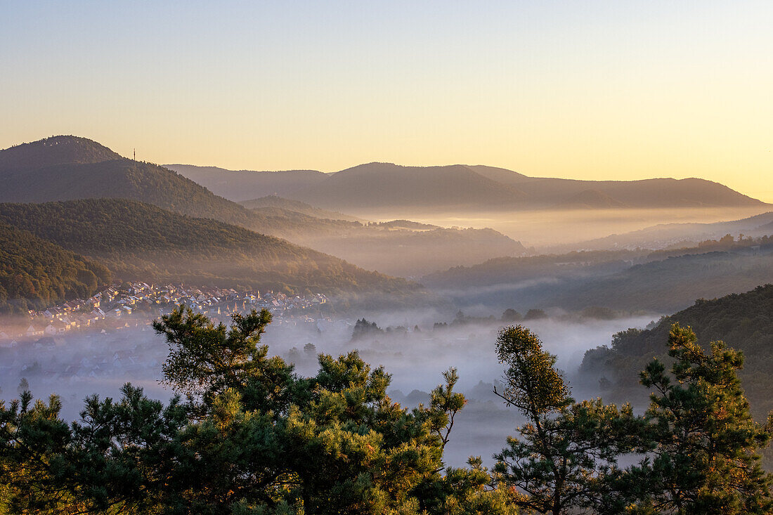 Sonnenaufgang an den Geiersteinen, Rheinland-Pfalz, Deutschland