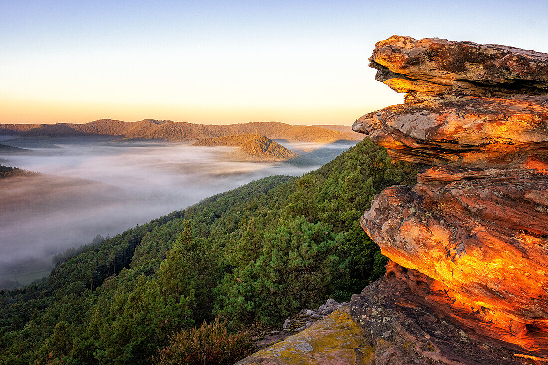 Sonnenaufgang an den Geiersteinen, Rheinland-Pfalz, Deutschland