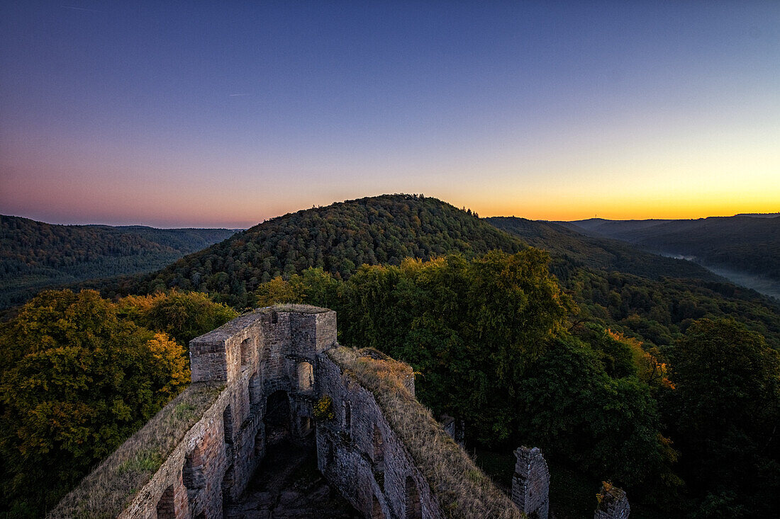 Sonnenaufgang an der Burg Gräfenstein, Rheinland-Pfalz, Deutschland