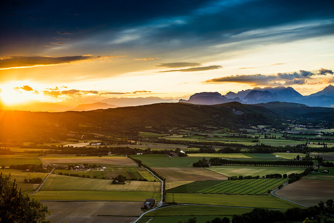 Landschaft bei Marsanne, Sonnenaufgang, Département Drôme, Auvergne-Rhône-Alpes, Provence, Frankreich
