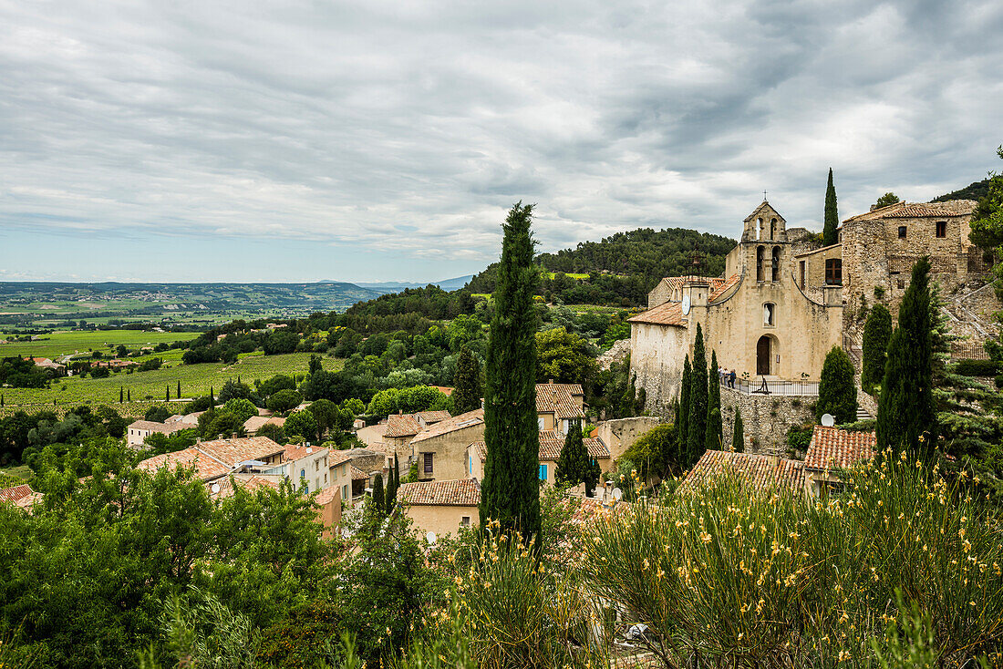 Malerisches Bergdorf, Gigondas, Dentelles de Montmirail, Département Vaucluse, Provence, Provence-Alpes-Côte d'Azur, Frankreich