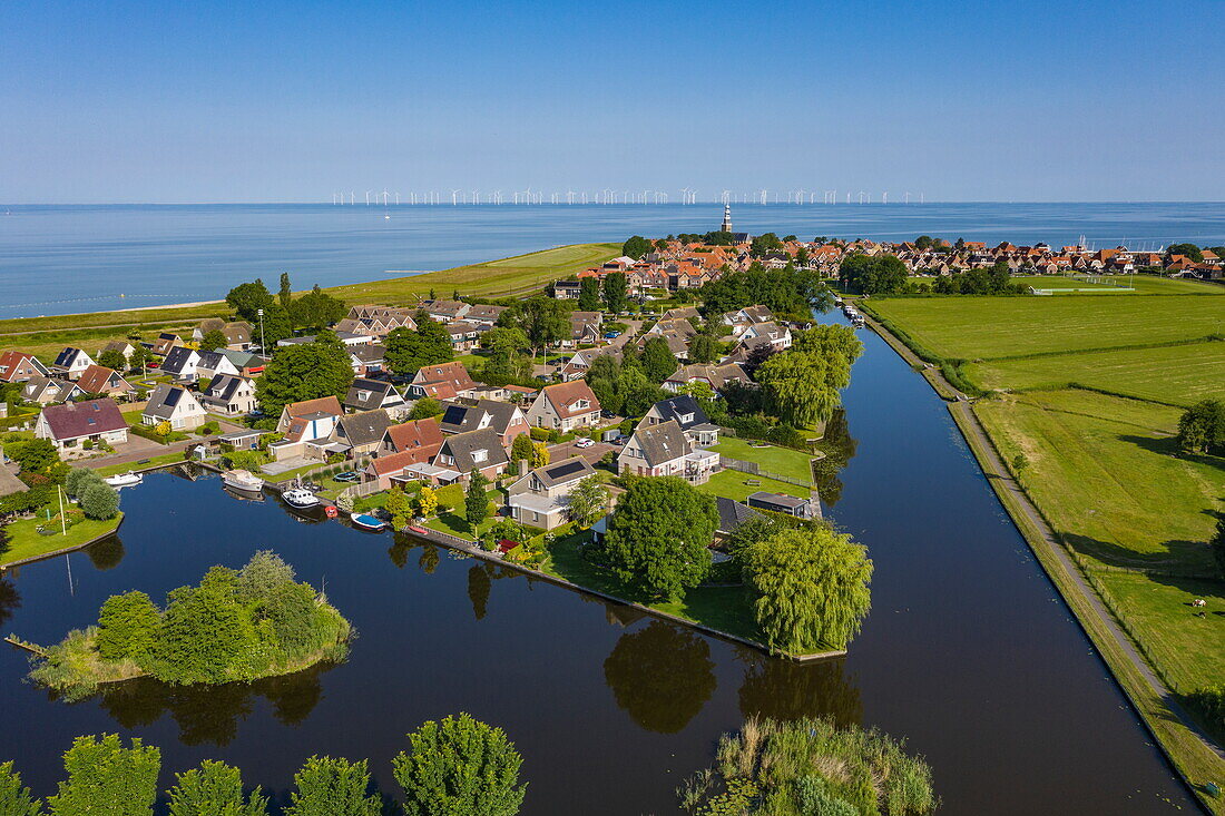 Luftaufnahme von Stadtzentrum und IJsselmeer, Hindeloopen, Friesland, Niederlande, Europa