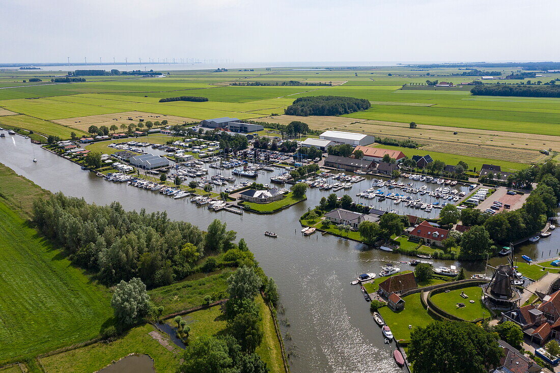 Luftaufnahme von Marina und De Kaai Windmühle, Sloten, Friesland, Niederlande, Europa