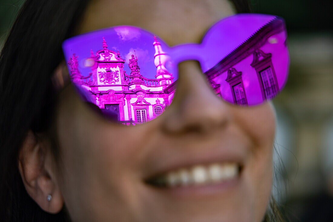 Spiegelung des Mateus-Palast in magentafarbener Sonnenbrille einer lächelnden jungen Frau, Vila Real, Vila Real, Portugal, Europa