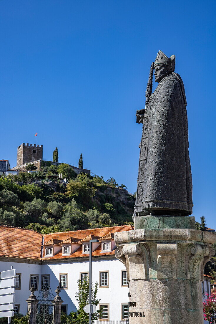Statue vor Dom Miguel, ehemaliger Bischof von Lamego, Lamego, Viseu, Portugal, Europa