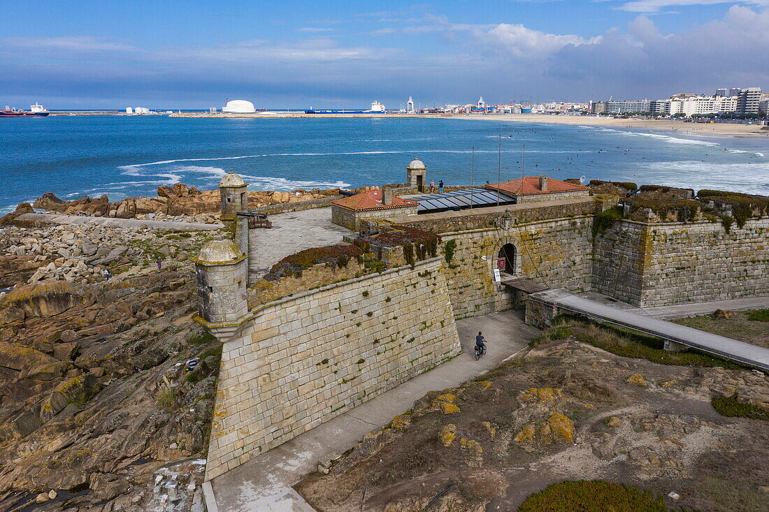 Luftaufnahme des Forts von São Francisco do Queijo mit Atlantik dahinter, Porto Nevogilde, Porto, Portugal, Europa
