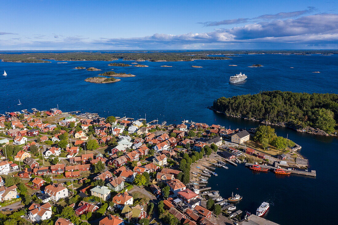 Luftaufnahme der Stadt mit Expeditionskreuzfahrtschiff World Voyager (nicko cruises), Sandhamn, Stockholmer Schären, Schweden, Europa