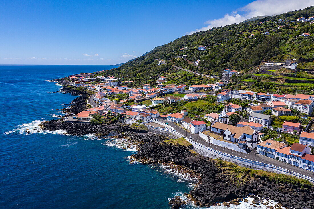 Luftaufnahme von Stadt und Küste, Ladeiras, Insel São Miguel, Azoren, Portugal, Europa