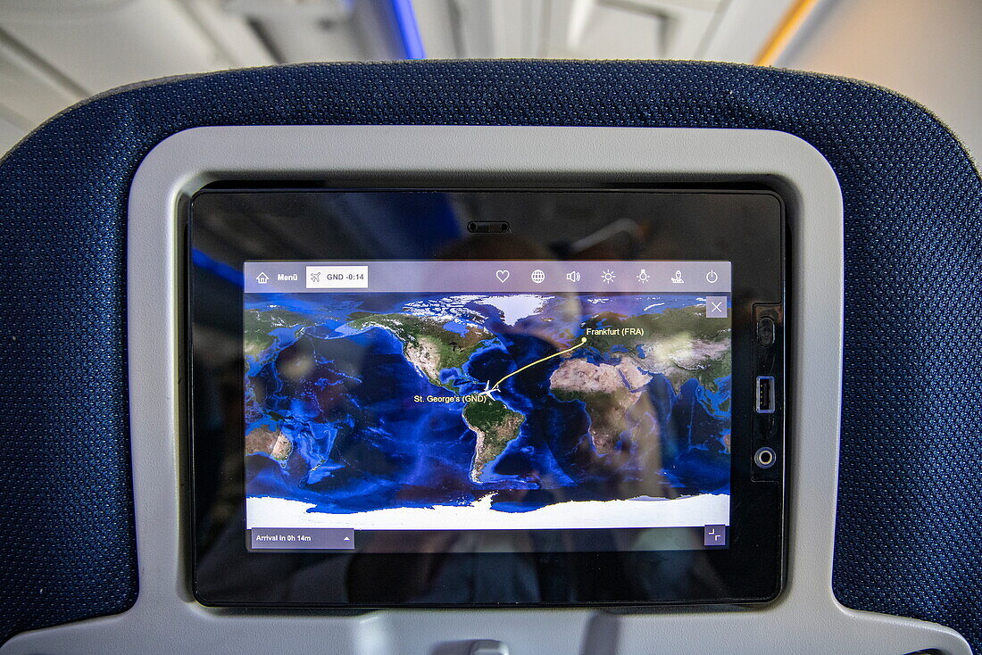 Bildschirm an Bord einer Boeing auf dem Weg vom internationalen Flughafen Frankfurt (FRA) in Deutschland zum internationalen Flughafen Maurice Bishop (GND) in Grenada, Karibik