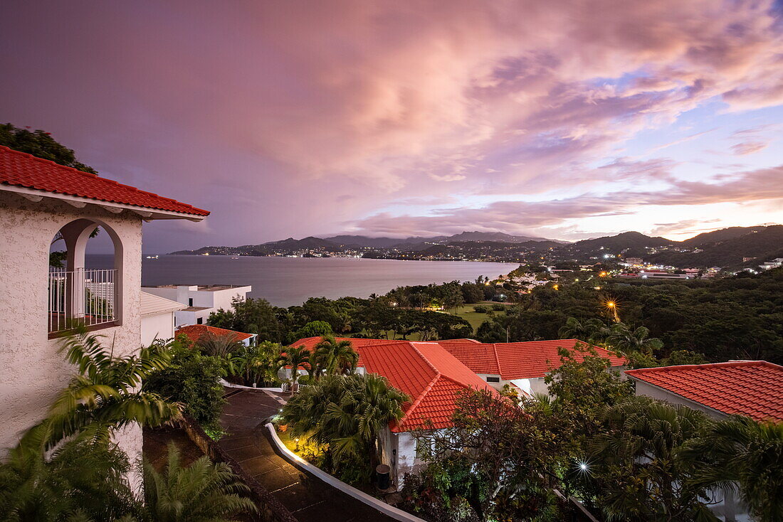 Villen im Mount Cinnamon Hotel & Beach Club Grenada in der Morgendämmerung, Saint George's, Saint George, Grenada, Karibik