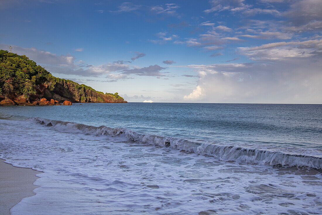 Strand von Grand Anse Bay mit Landzunge und Kreuzfahrtschiff Silver Moon (Silversea Cruises) am Horizont, Saint George's, Saint George, Grenada, Karibik