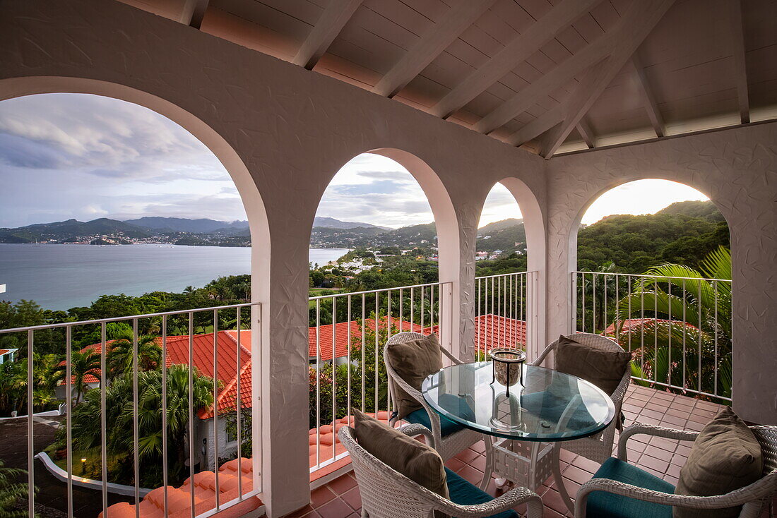 Balkon einer Villa im Mount Cinnamon Hotel & Beach Club Grenada bei Sonnenaufgang, Saint George's, Saint George, Grenada, Karibik