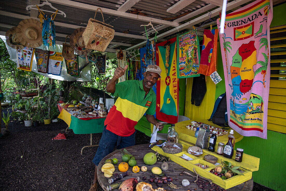 Fröhlicher Obst- und Gewürzhändler, in der Nähe von Saint George's, Saint George, Grenada, Karibik