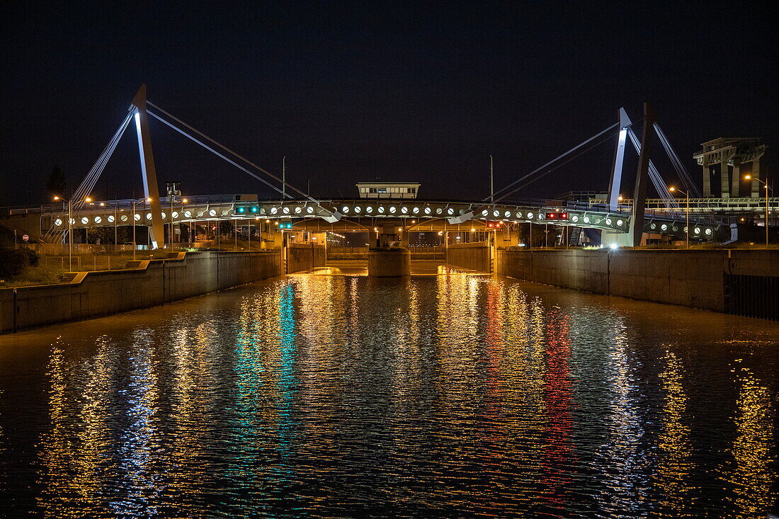 Annäherung per Flusskreuzfahrtschiff an Schleuse Wien Nußdorf auf der Donau bei Nacht, in der Nähe von Wien, Österreich, Europa