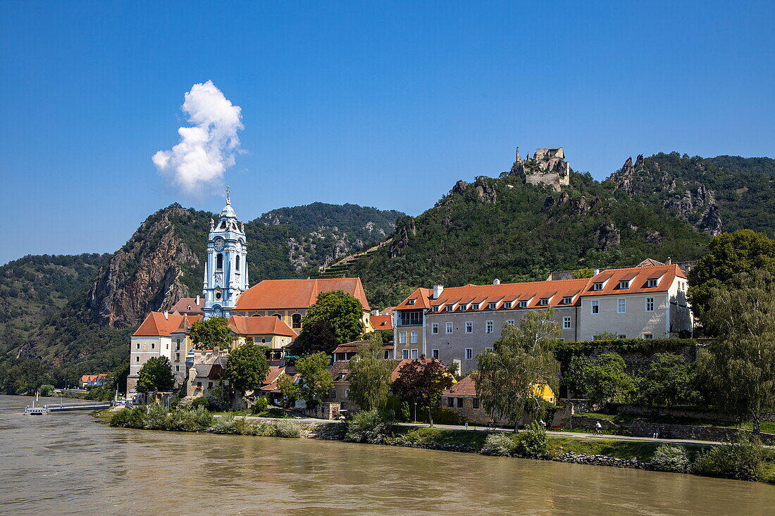 Danube and Dürnstein Abbey (Stift Dürnstein) with Dürnstein Castle on the hillside, Dürnstein, Wachau, Lower Austria, Austria, Europe