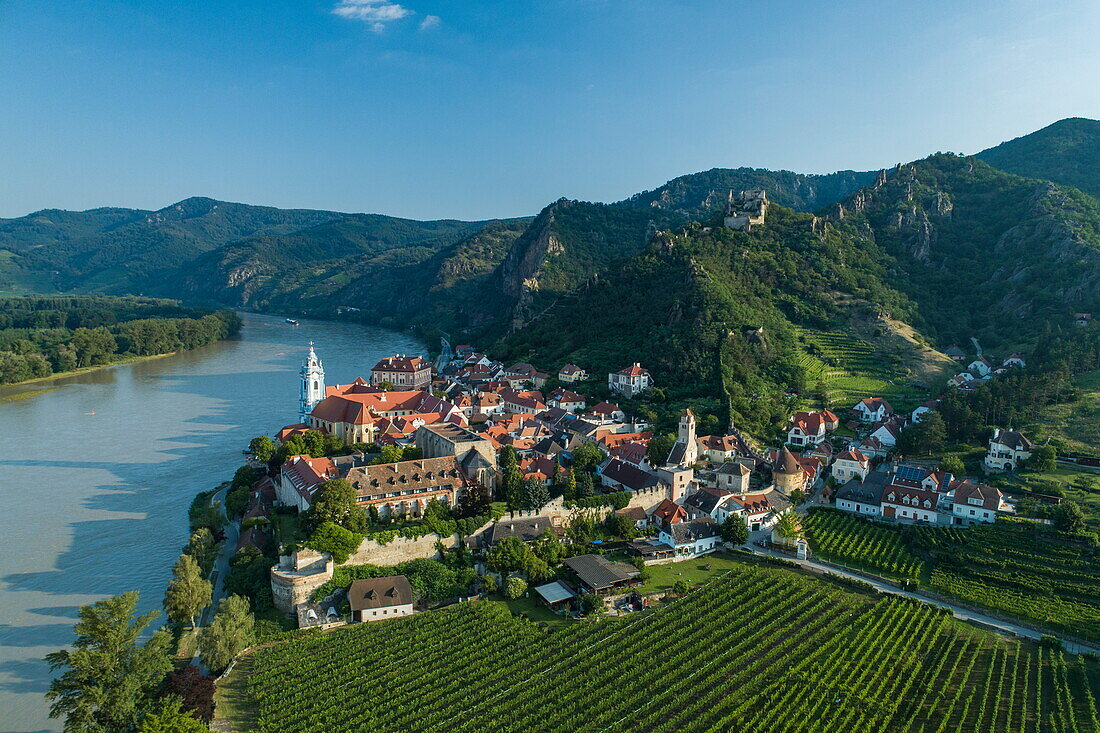 Luftaufnahme der malerischen Stadt Dürnstein entlang der Donau mit Burgruine Dürnstein, Wachau, Niederösterreich, Österreich, Europa