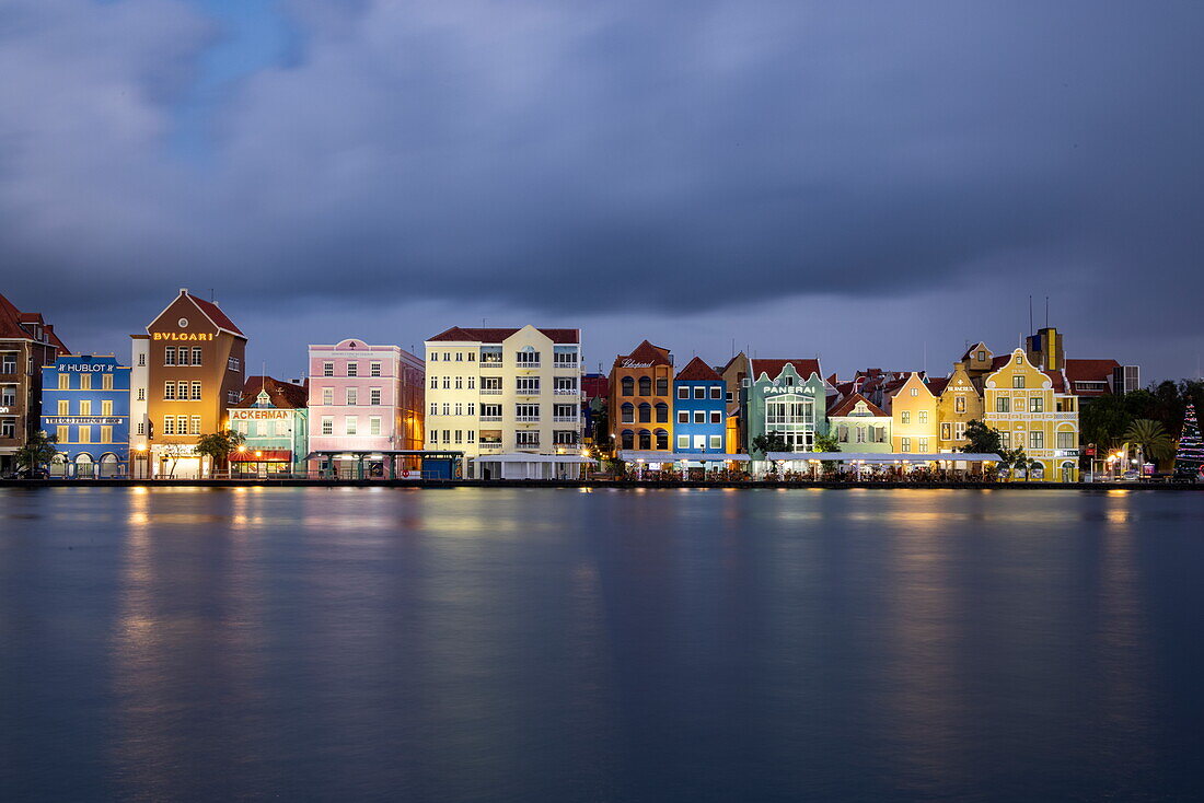 Niederländisch beeinflusste Architektur entlang der Handelskade Street in Punda in der Abenddämmerung, Willemstad, Curaçao, Niederländische Antillen, Karibik
