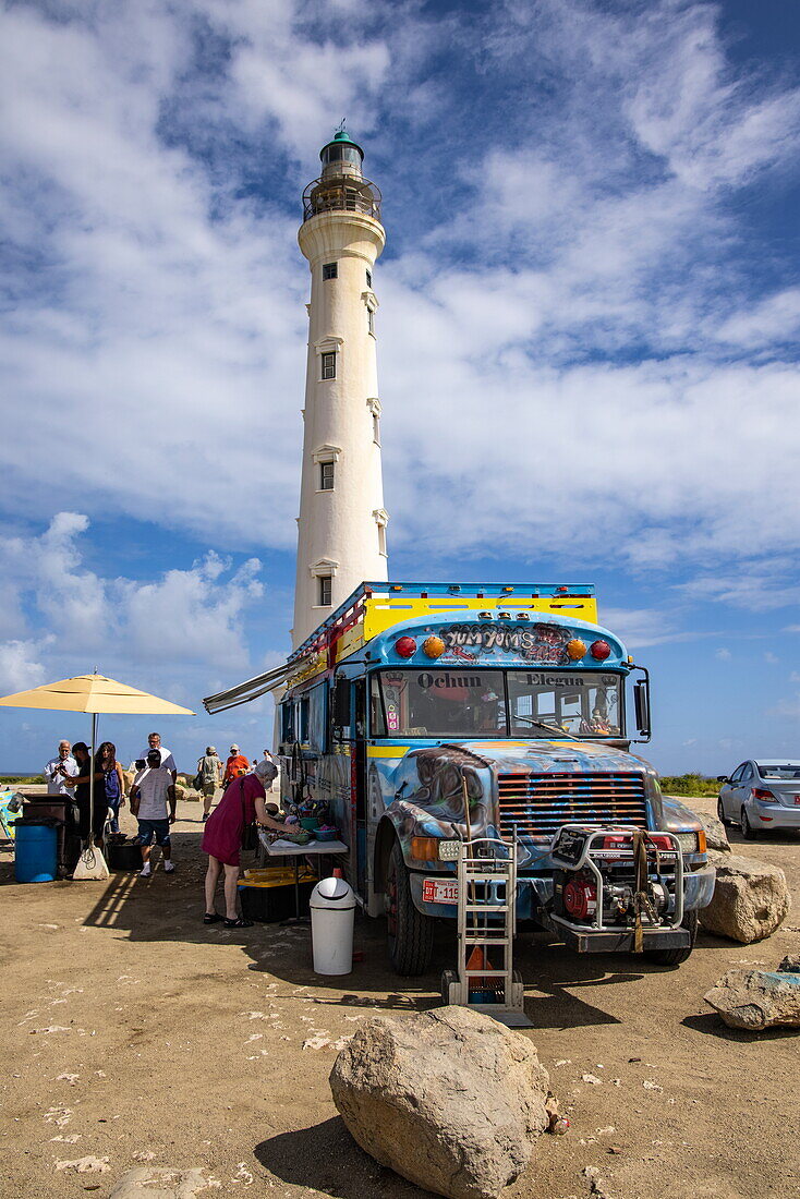 Menschen vor Snackbar, alter Schulbus am California Lighthouse, Noord, Aruba, Niederländische Karibik, Karibik