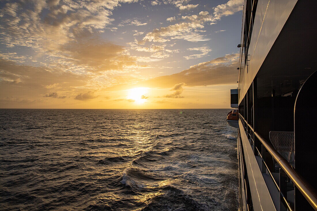 Seite von Expeditionskreuzfahrtschiff World Voyager (nicko cruises) bei Sonnenuntergang, im Meer, Karibik