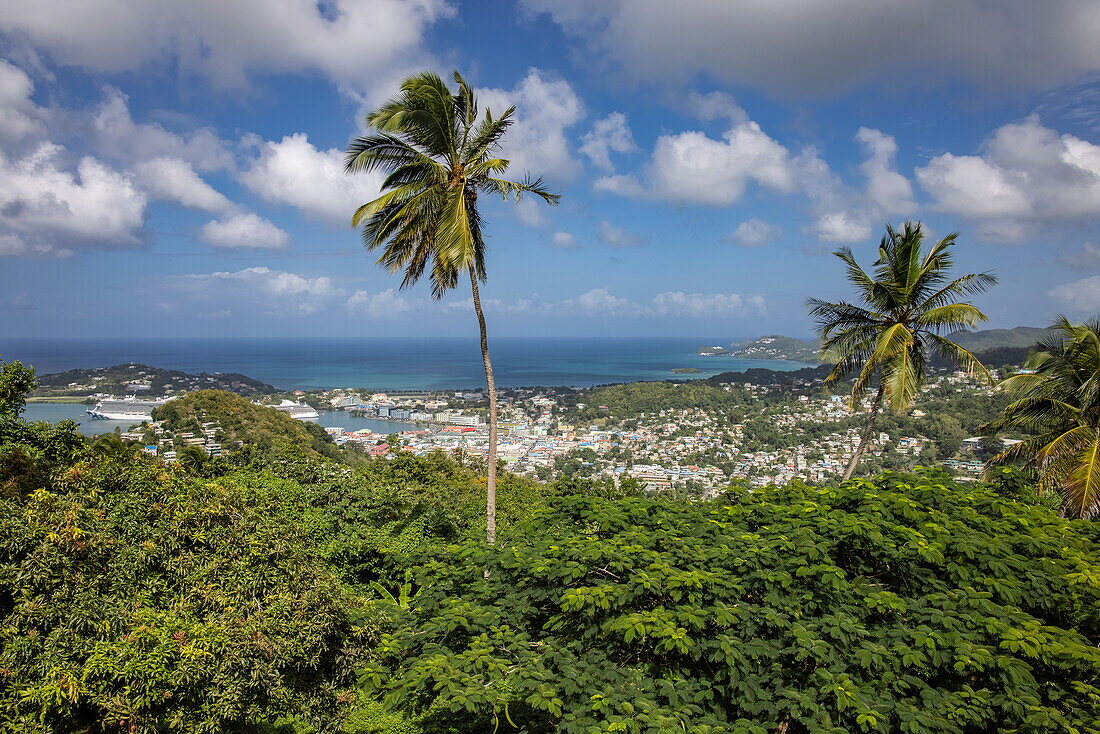Blick über Stadt gesehen von den Gärten vom Howelton Estate, in der Nähe von Castries, St. Lucia, Karibik