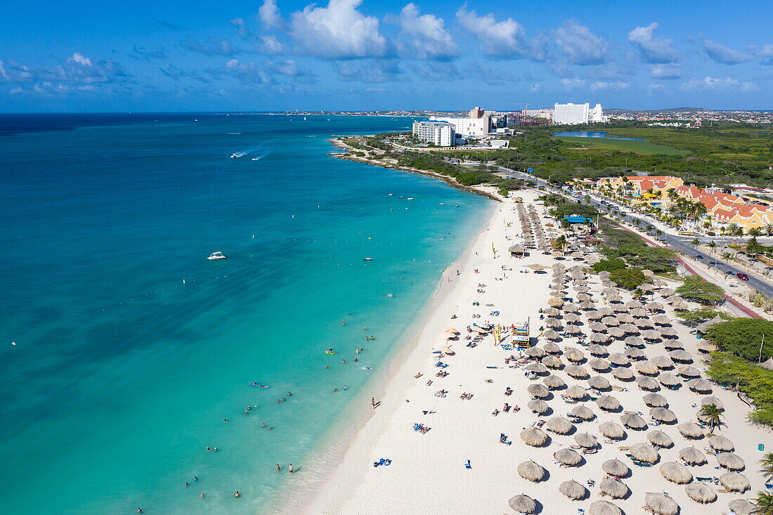 Luftaufnahme von Menschen und Sonnenschirmen am Eagle Beach, Eagle Beach, Aruba, Niederländische Karibik, Karibik