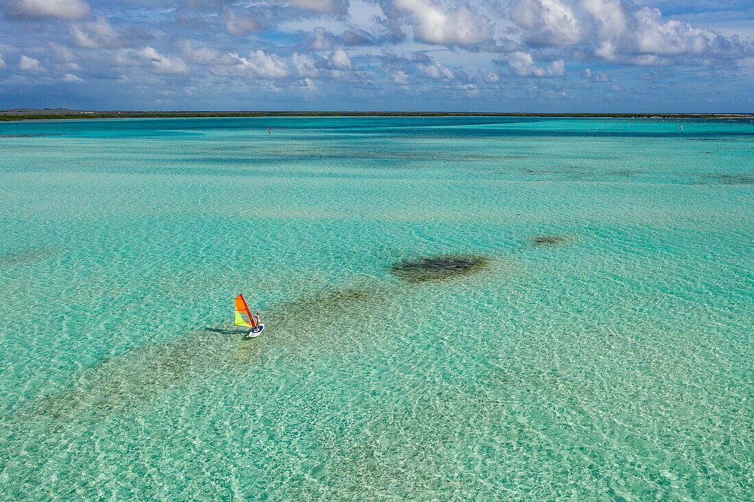 Luftaufnahme von Windsurfer in der Lagune an der Bucht Lac Bay, Sorobon, Bonaire, Niederländische Antillen, Karibik