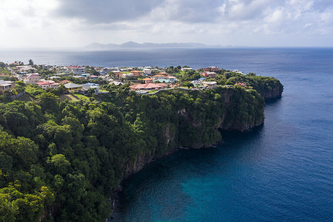 Luftaufnahme von Häusern an Klippe, Kingstown, St. George, St. Vincent Island, St. Vincent und die Grenadinen, Karibik