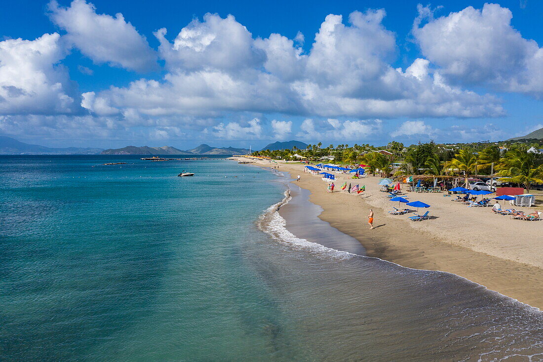 Luftaufnahme von Pinneys Beach, Insel Nevis, St. Kitts und Nevis, Karibik
