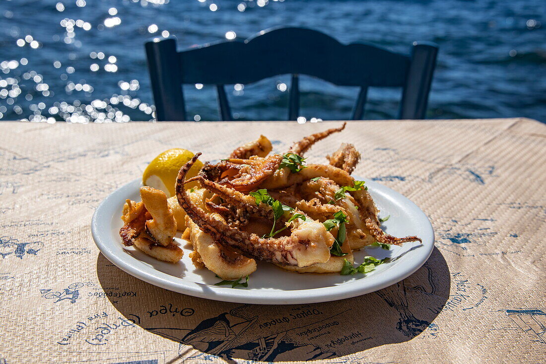 Gebratene Calamares werden im Restaurant Lombranos Taverna neben dem Pier serviert, Fira, Santorini, Südliche Ägäis, Griechenland, Europa