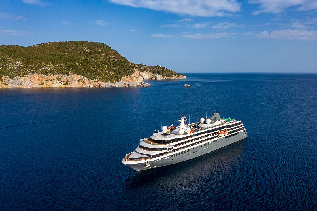 Luftaufnahme von Expeditionskreuzfahrtschiff World Explorer (nicko cruises) mit Küste, Skopelos, Thessalien, Griechenland, Europa