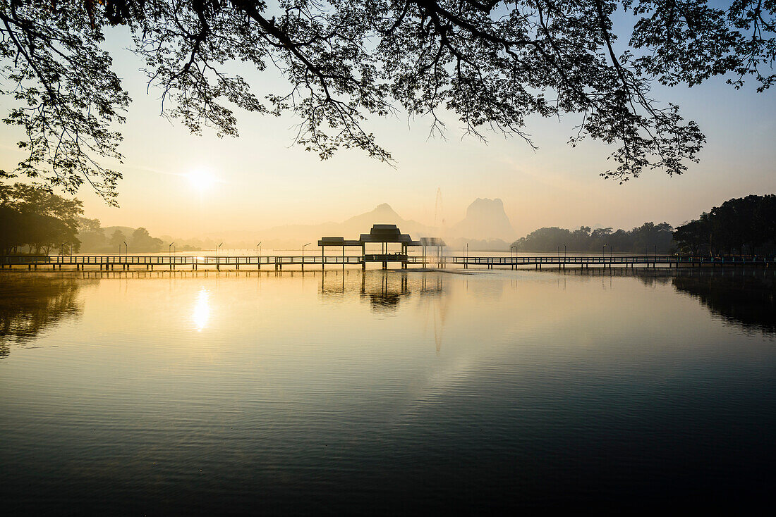 Sonnenaufgang über einem See mit einer Fußgängerbrücke und Pavillon, Berge in der Ferne, Hpa-An, Myanmar, Asien
