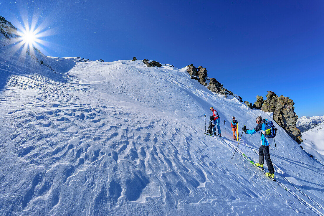 Drei Personen auf Skitour steigen zum Rosskopf auf, Rosskopf, Hochfügen, Zillertal, Tuxer Alpen, Tirol, Österreich